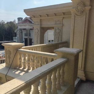 柳州 黄金麻别墅外墙干挂雕花配合阳台栏杆花瓶柱