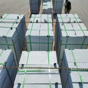 柳州 芝麻白花岗岩5公分地铺石 花岗岩厂家工厂装车日常