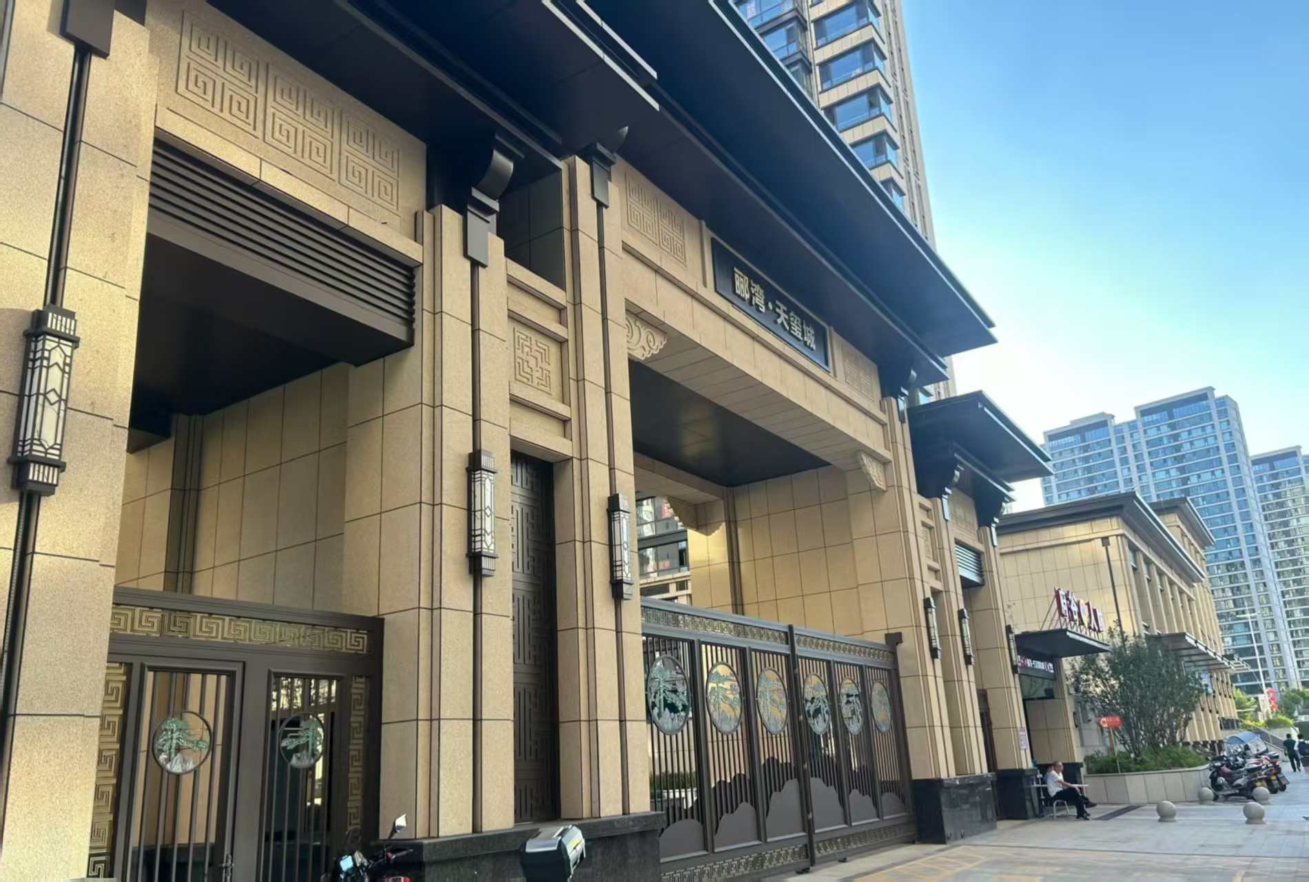 柳州 黄金麻花岗岩荔枝面小区门楼外墙干挂