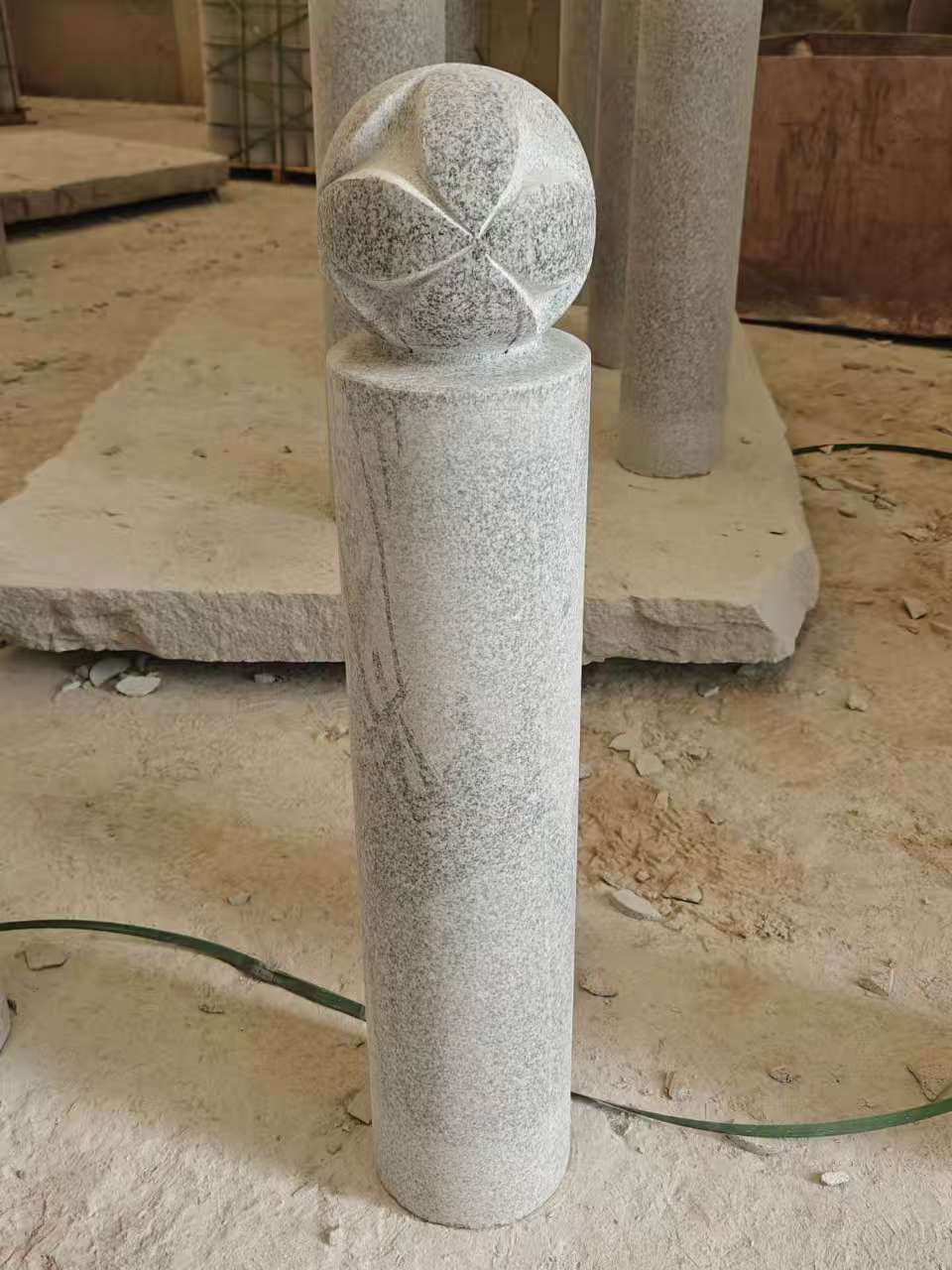 柳州 芝麻白花岗岩石材挡车石柱、停车柱、圆柱挡车柱、方柱挡车柱等