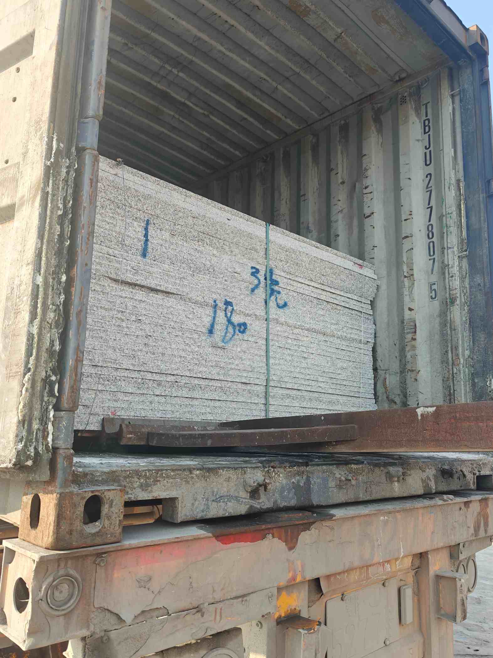 柳州 芝麻白花岗岩石材3.0公分光面毛板装柜出货