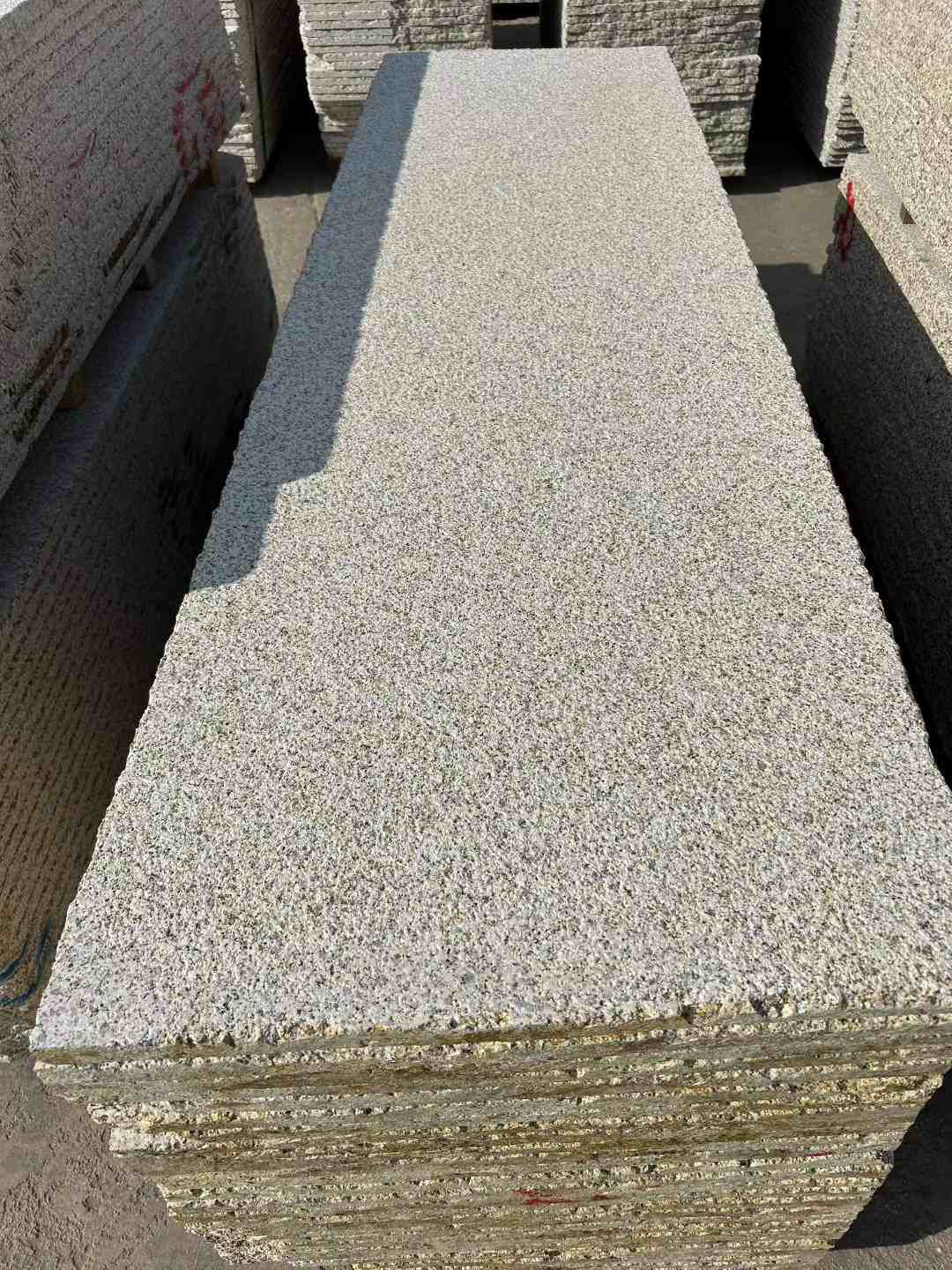 柳州 黄金麻花岗岩荔枝面毛板，半成品