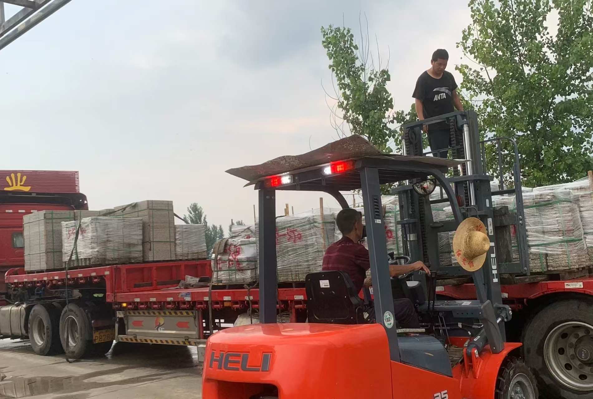 柳州 黄金麻冰裂纹，地铺石装车