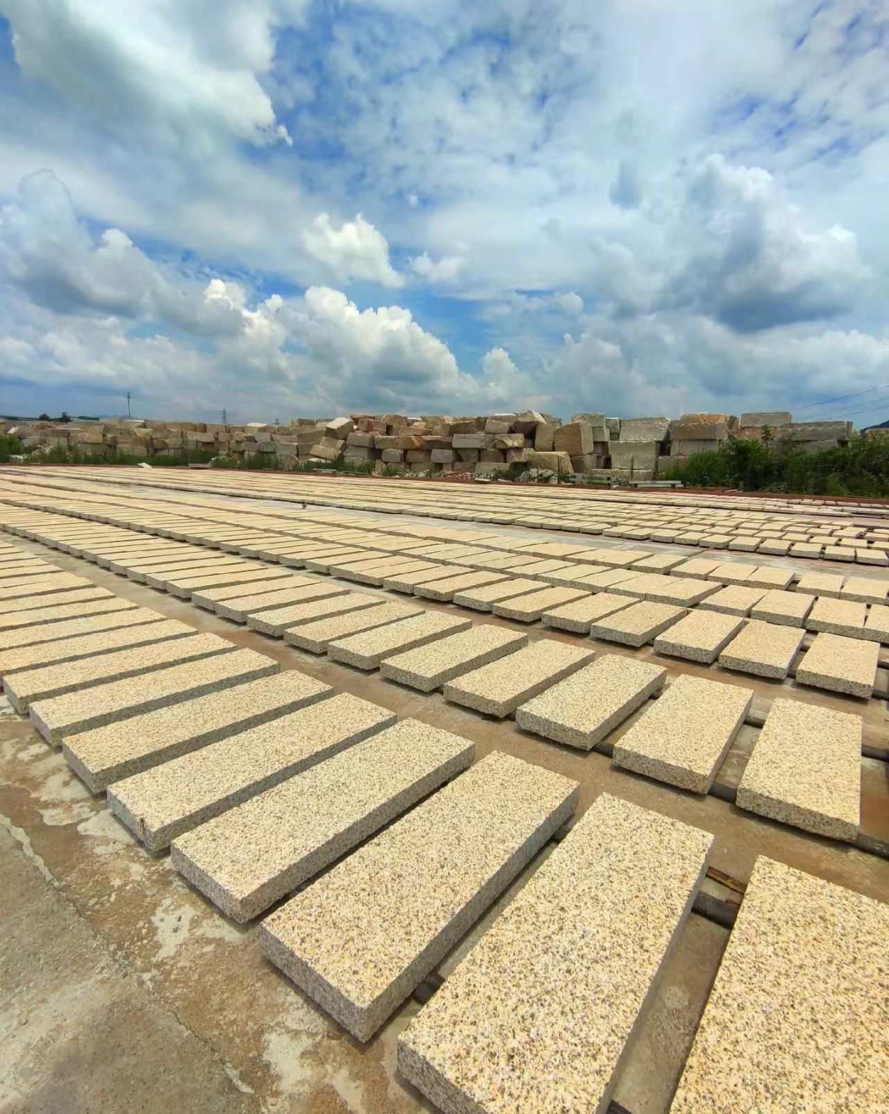 柳州 黄金麻花岗岩荔枝面地铺石防护中