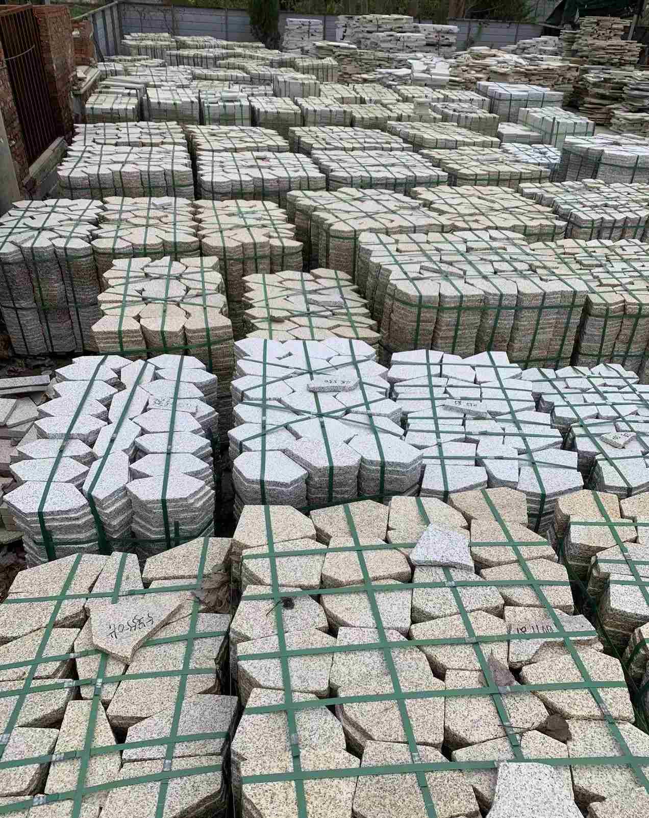 柳州 黄金麻白麻花岗岩荔枝面地铺石(冰裂纹)