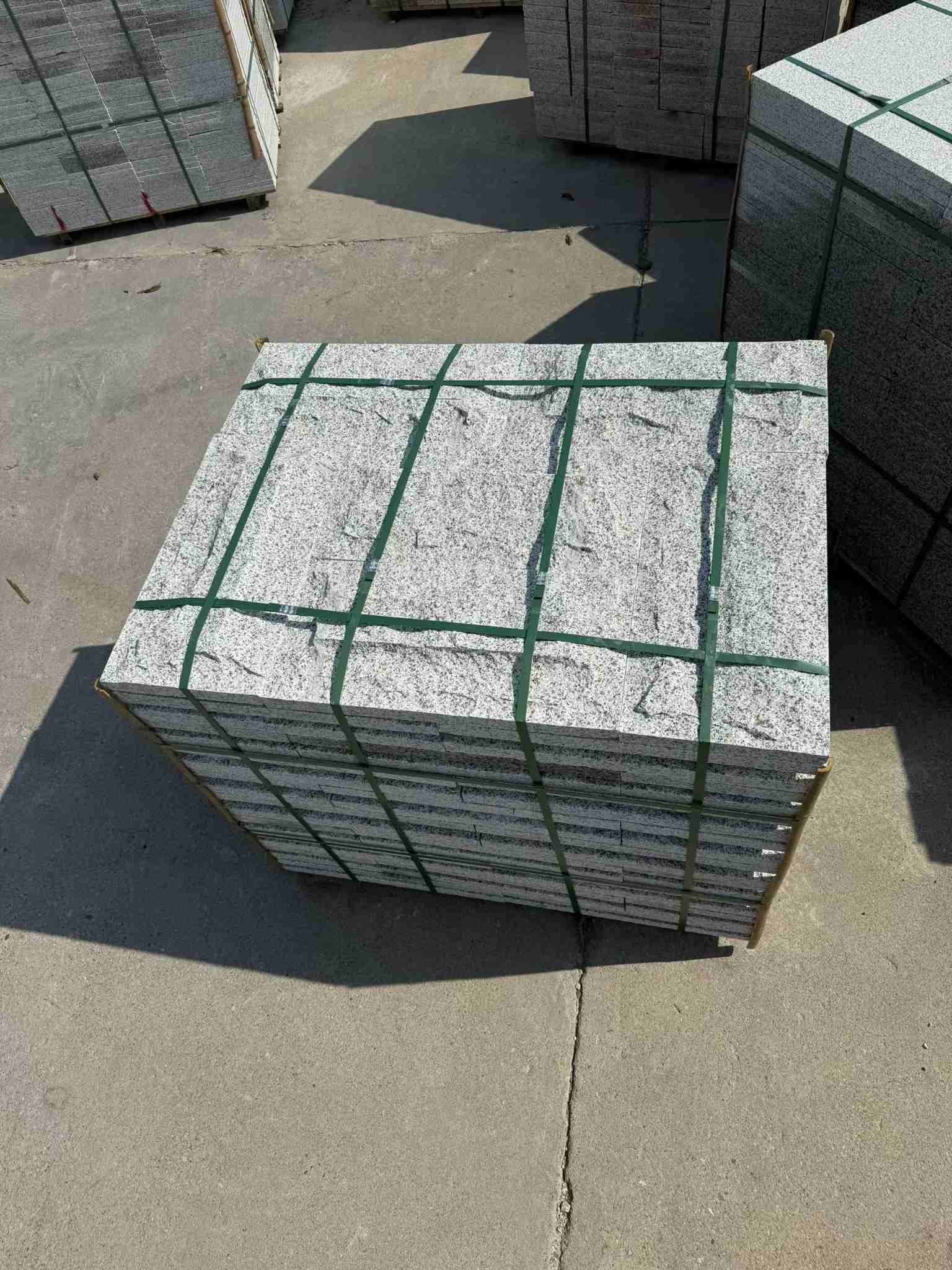 柳州 白麻花岗岩石材自然面蘑菇石成品