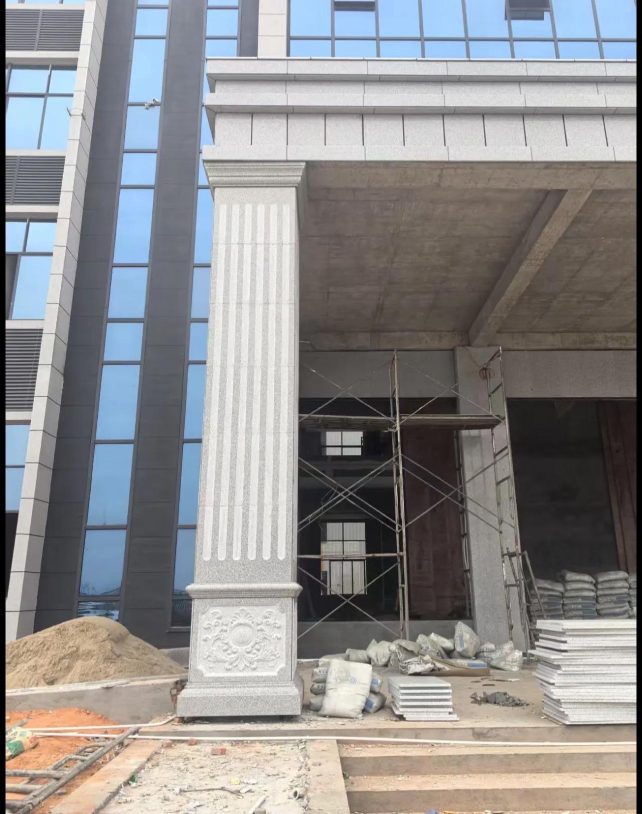 柳州 芝麻白光面花岗岩门楼大柱（罗马柱）配雕花底座