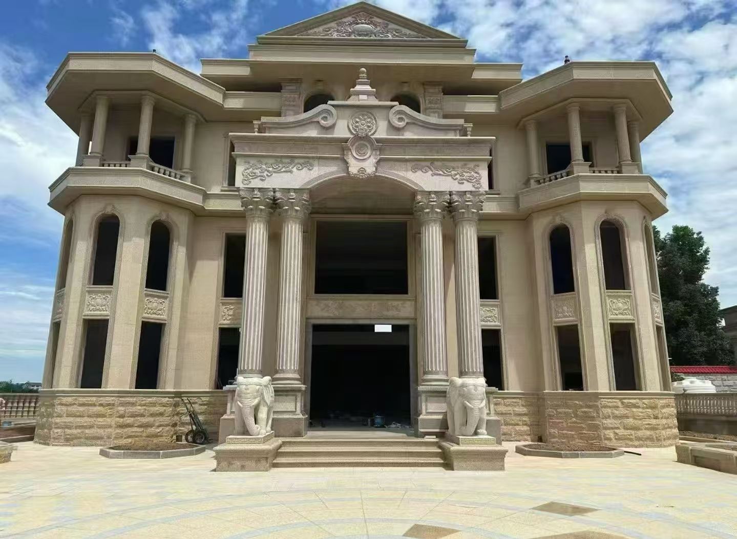 柳州 黄金麻别墅外墙干挂，大柱，大象，蘑菇石，雕花板