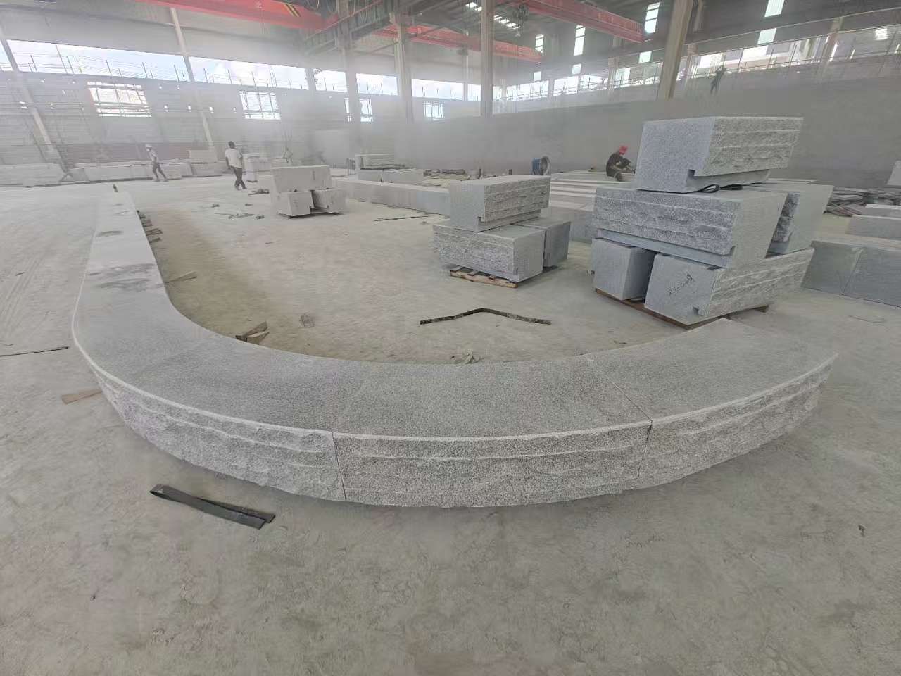 柳州 芝麻白异形坐凳，自然面光面弧形加工