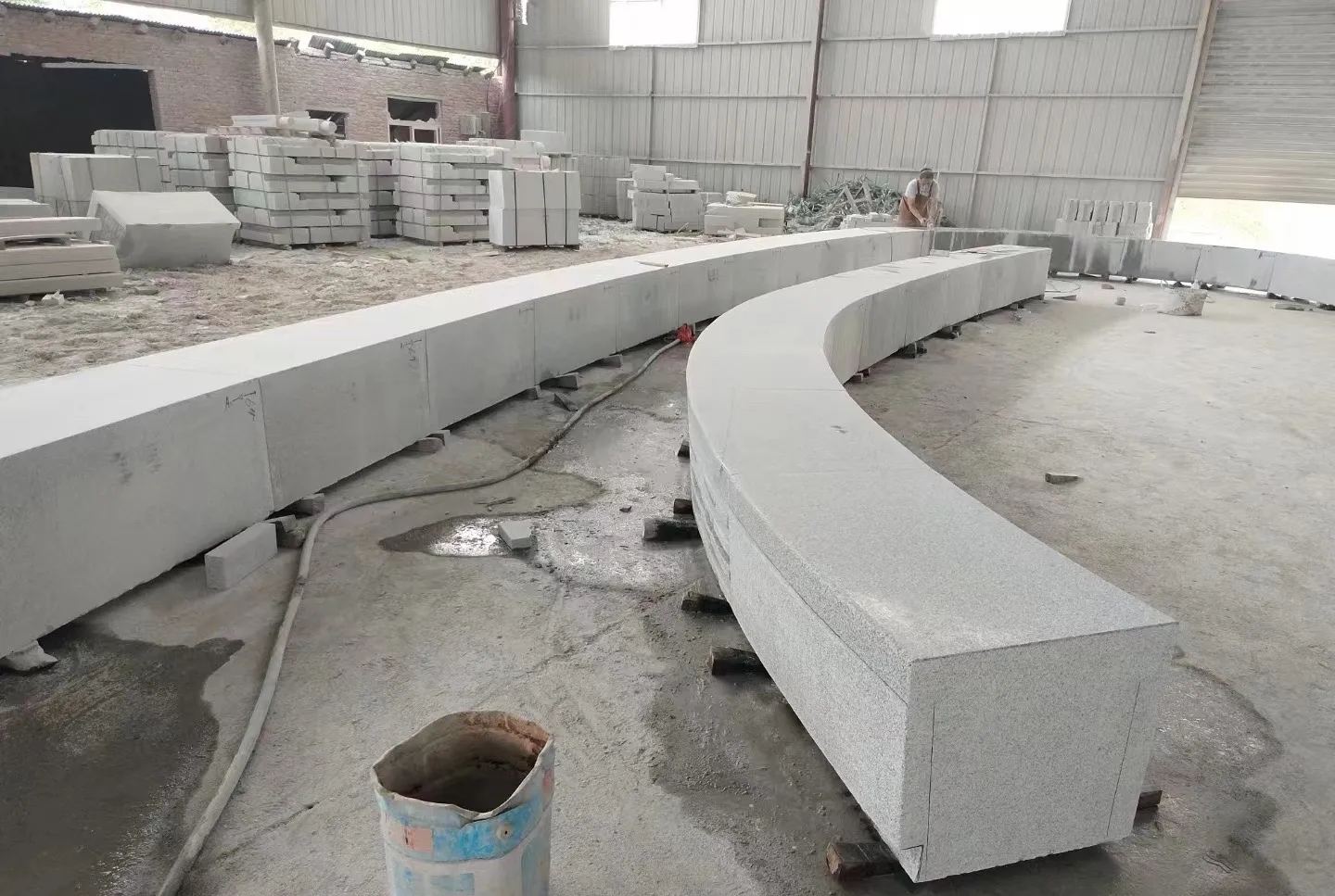 柳州芝麻白花岗岩石板材 园林光面弧形坐凳