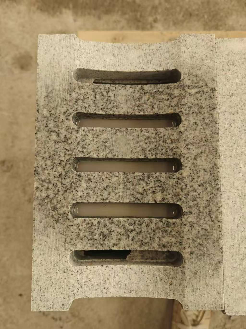 柳州 芝麻白拉丝面花岗岩U型开槽排水槽