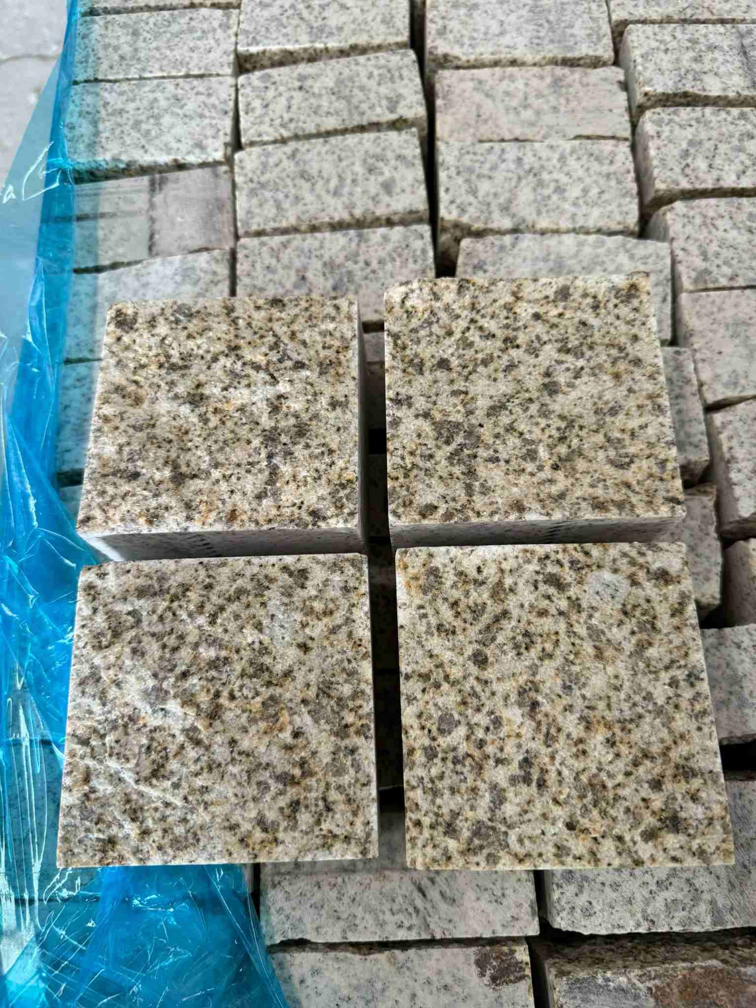 柳州 黄金麻花岗岩自然面小方块，弹石，马蹄石等