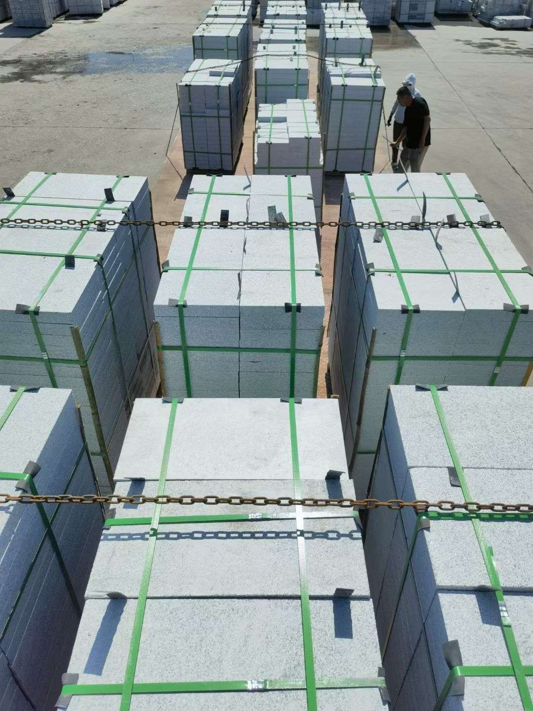 柳州 芝麻白花岗岩5公分地铺石 花岗岩厂家工厂装车日常