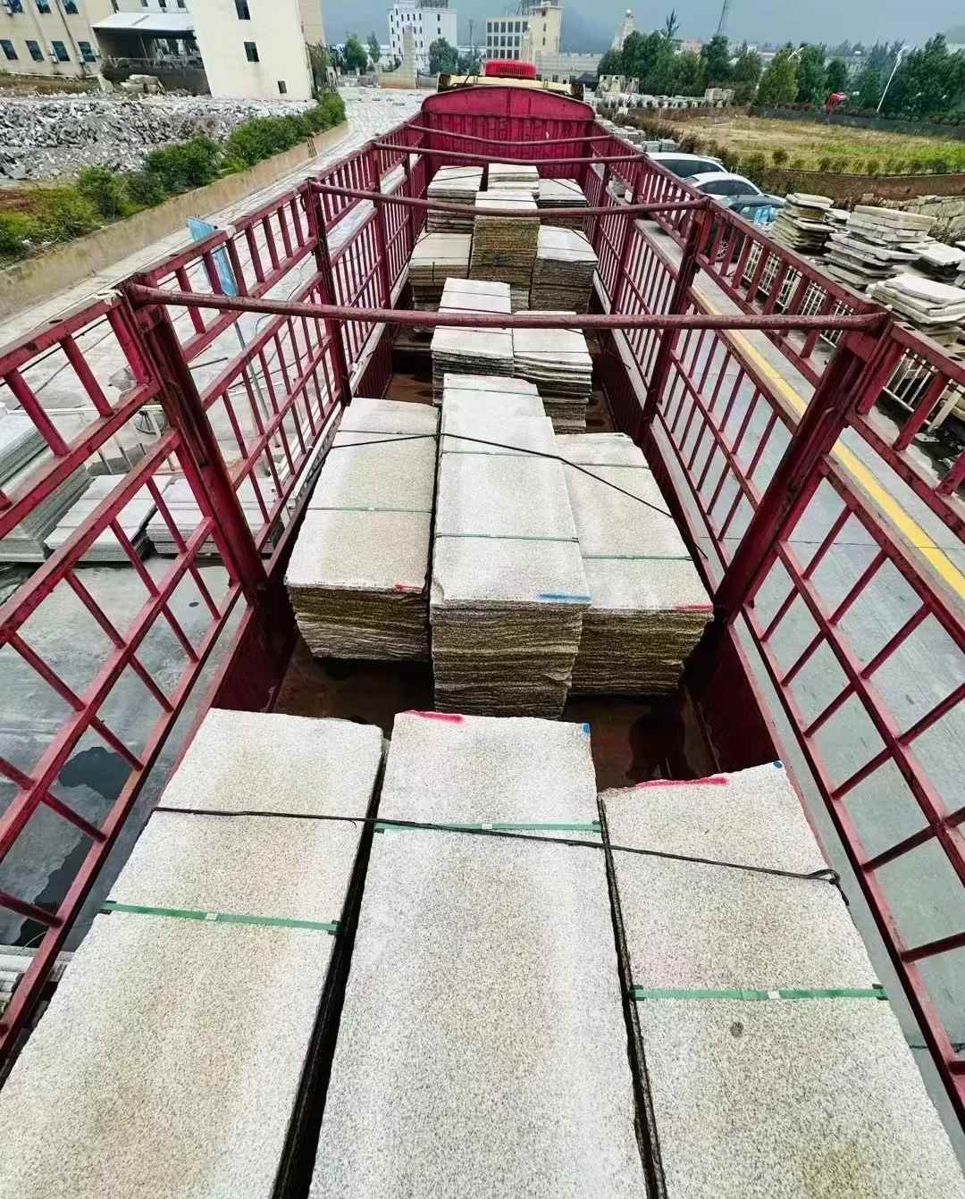 柳州 黄金麻花岗岩荔枝面，光面毛板装车完成