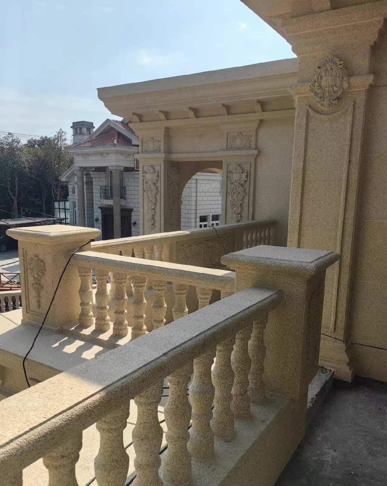 柳州 黄金麻别墅外墙干挂雕花配合阳台栏杆花瓶柱