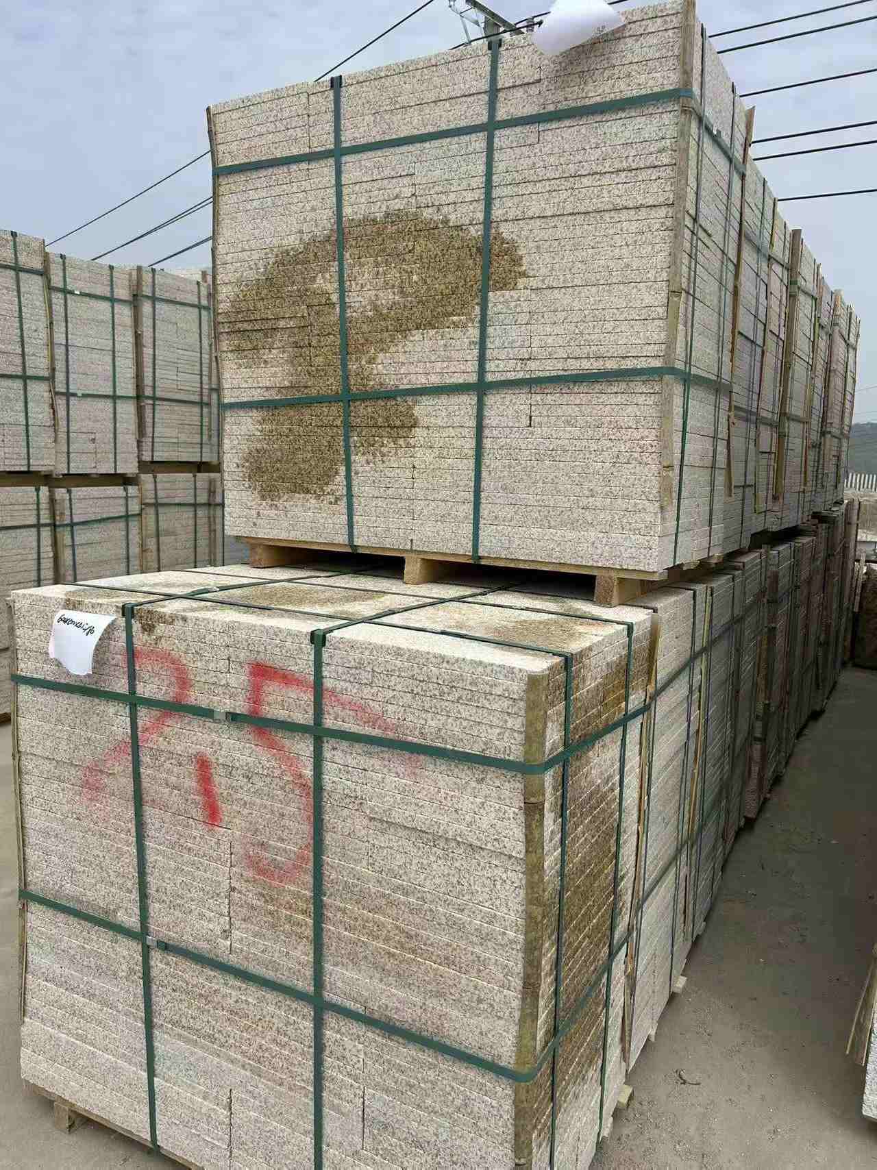 柳州 黄金麻花岗岩石材荔枝面地铺石2.5*300*600