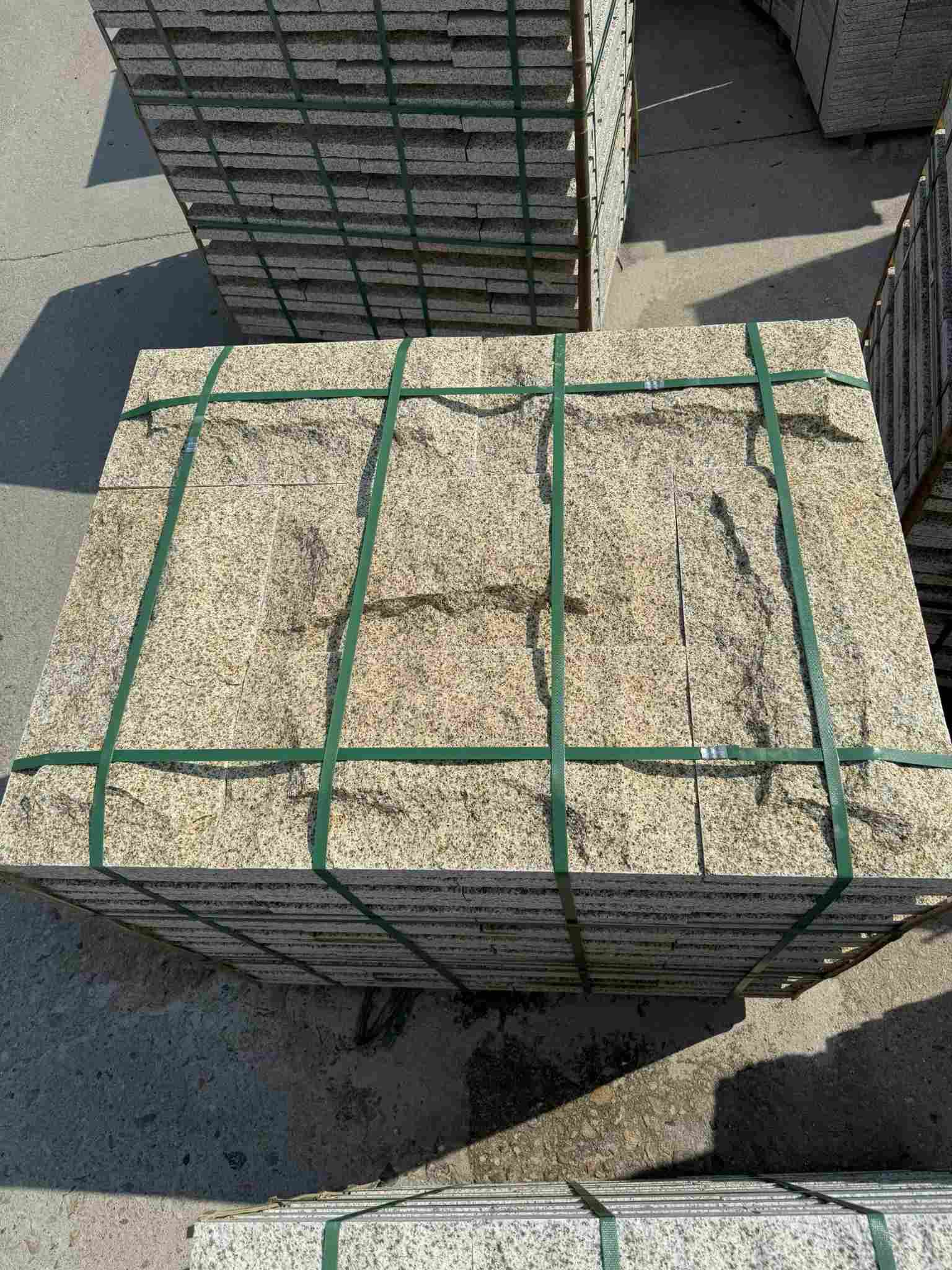 柳州 黄金麻花岗岩石材自然面蘑菇石成品