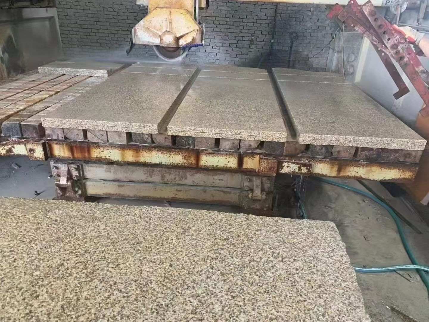 柳州 黄金麻荔枝面成品板加工