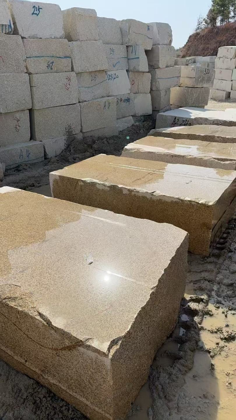 柳州 黄金麻方料堆场洗料分选中，原材料充足