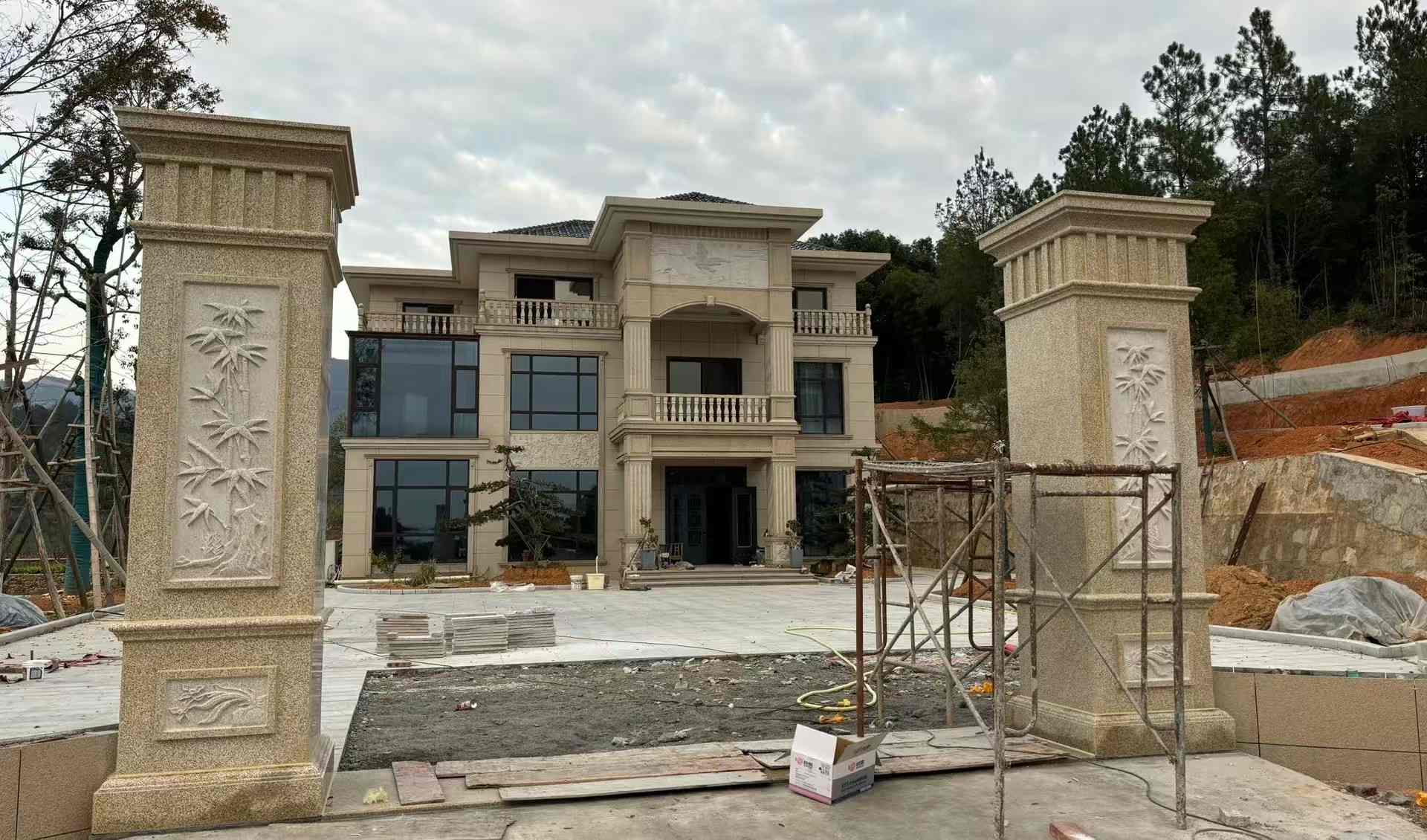 柳州 黄金麻花岗岩别墅雕花外墙干挂配上门口雕花罗马柱